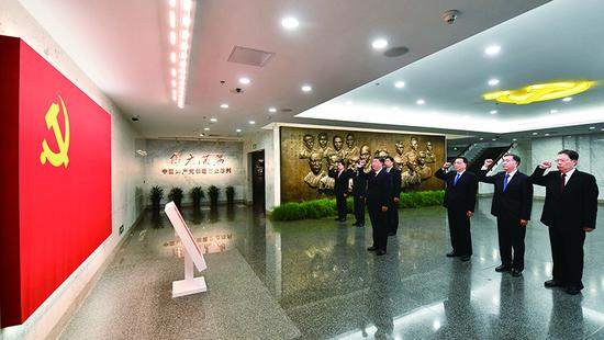 2017年10月31日，中共中央總書記、國家主席、中央軍委主席習(xí)近平帶領(lǐng)中共中央政治局常委李克強(qiáng)、栗戰(zhàn)書、汪洋、王滬寧、趙樂際、韓正，瞻仰上海中共一大會(huì)址和浙江嘉興南湖紅船。這是31日上午，在上海中共一大會(huì)址紀(jì)念館，習(xí)近平帶領(lǐng)其他中共中央政治局常委同志一起重溫入黨誓詞。 新華社記者 李濤/攝