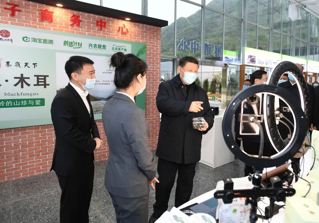 2020年4月20日，習近平在商洛市柞水縣小嶺鎮(zhèn)金米村培訓中心，了解該村發(fā)展木耳產業(yè)情況。新華社記者 謝環(huán)馳 攝