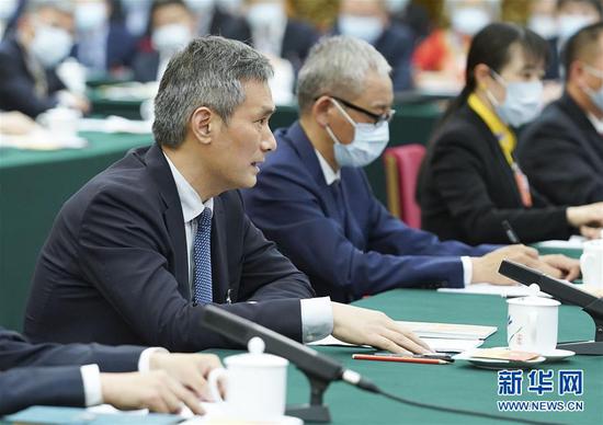  5月24日，全國人大代表羅杰（左一）參加湖北代表團(tuán)的審議并發(fā)言。新華社記者 黃敬文 攝
