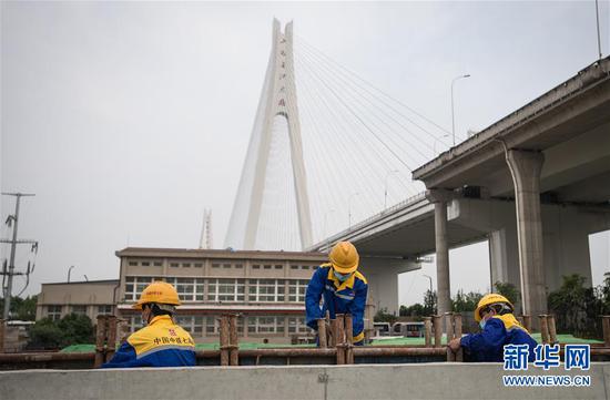  4月30日，來自中鐵七局的建設(shè)者在武漢武九北綜合管廊工程施工現(xiàn)場(chǎng)作業(yè)。新華社記者 肖藝九 攝