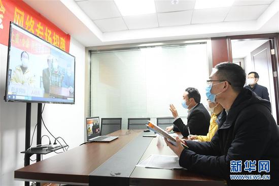  3月11日，在浙江省紹興市上虞區(qū)人社局，上虞區(qū)用人企業(yè)和四川省小金縣務(wù)工人員進(jìn)行網(wǎng)絡(luò)專場(chǎng)招聘。新華社記者 翁忻旸 攝