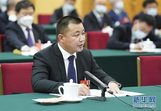  5月24日，全國人大代表張文喜參加湖北代表團(tuán)的審議并發(fā)言。新華社記者 黃敬文 攝